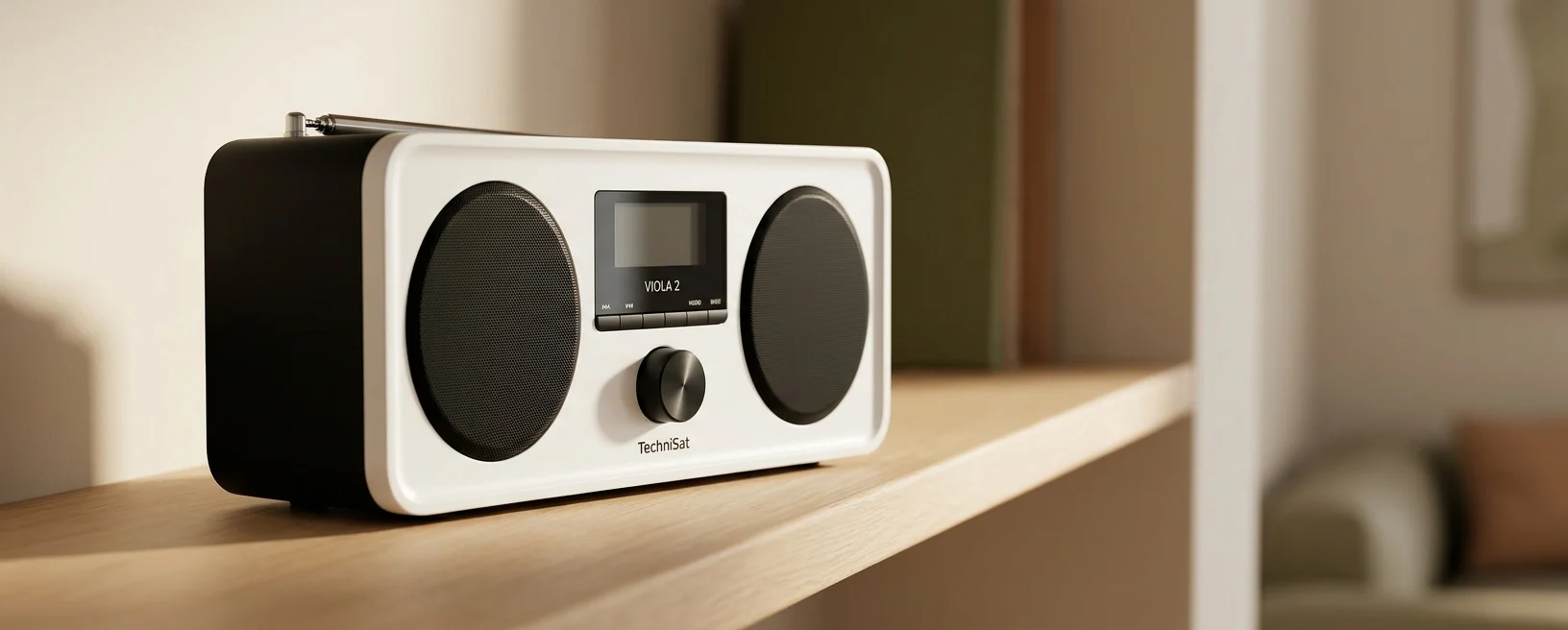 Weiß-schwarzes Digitalradio auf einer hellen Ablage vor einem ruhigen Wohnraum